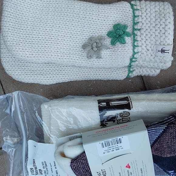 Bundle Smartwool Mittens Duluth Trading Co Farm to Feet Alaska Socks Merino Wool - Picture 16 of 16